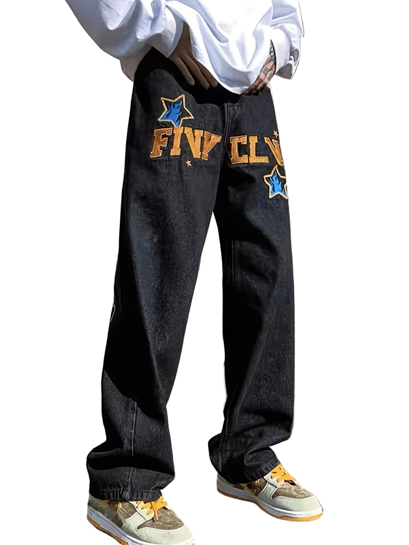 Herrbyxor med vida ben och bokstäver