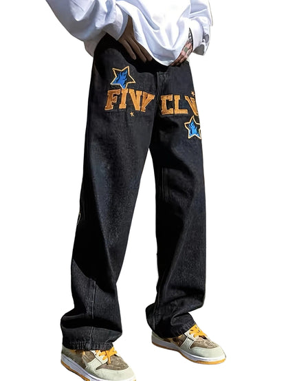 Herrbyxor med vida ben och bokstäver