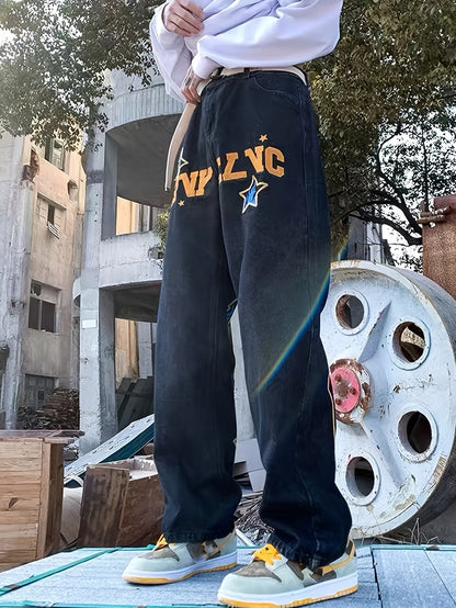 Herrbyxor med vida ben och bokstäver