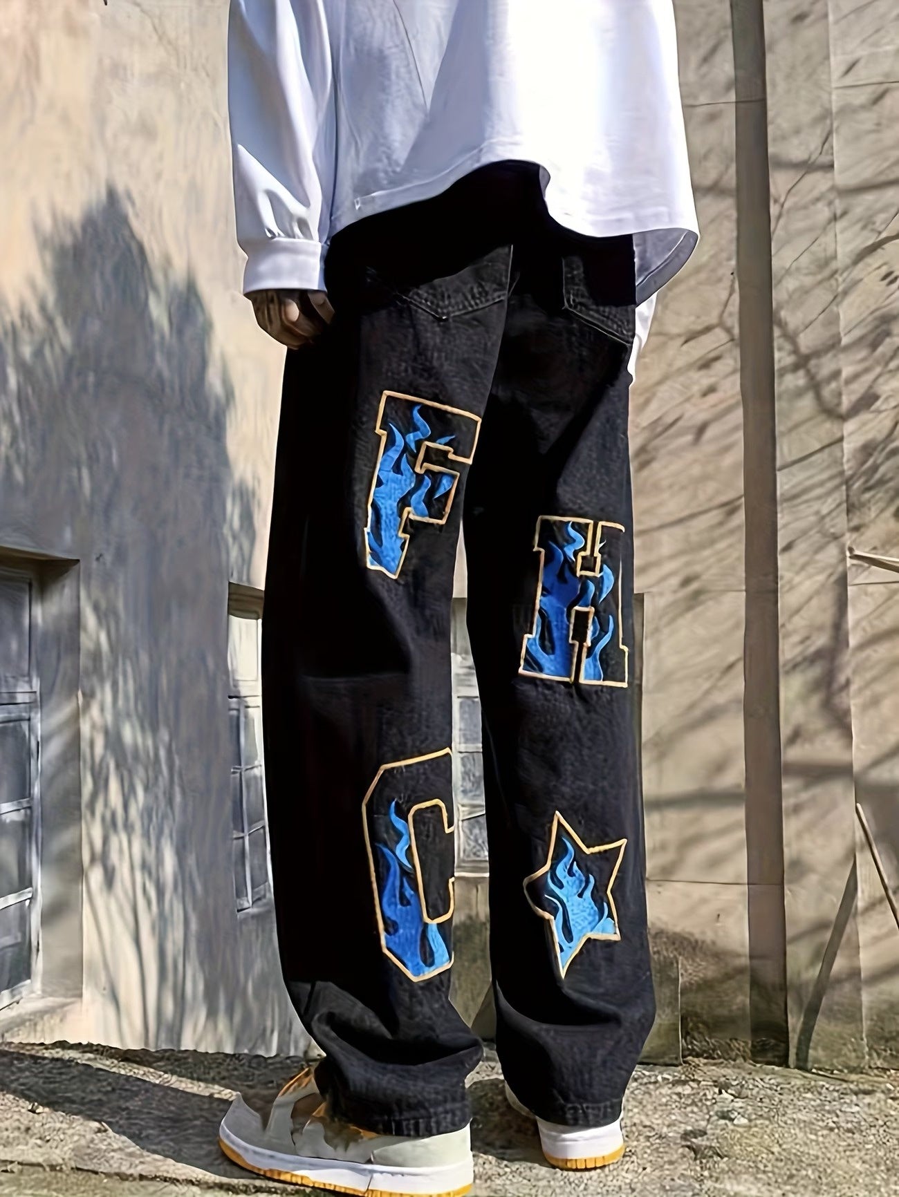 Herrbyxor med vida ben och bokstäver