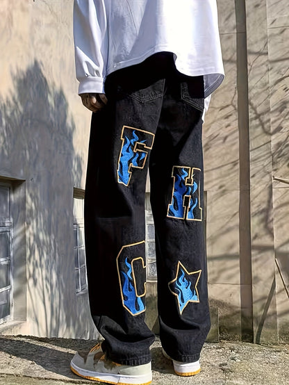 Herrbyxor med vida ben och bokstäver