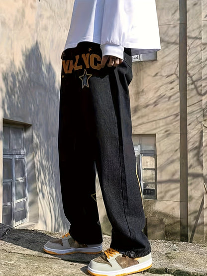 Herrbyxor med vida ben och bokstäver